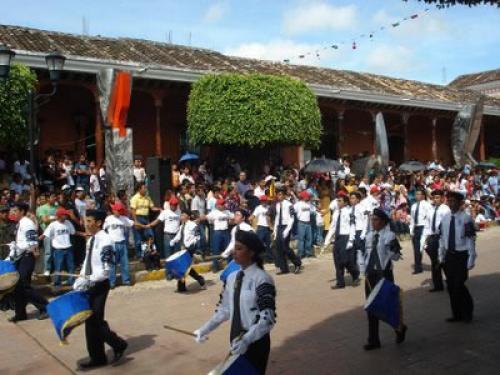 Ya es un hecho; más de siete mil estudiantes se preparan para el desfile del 16